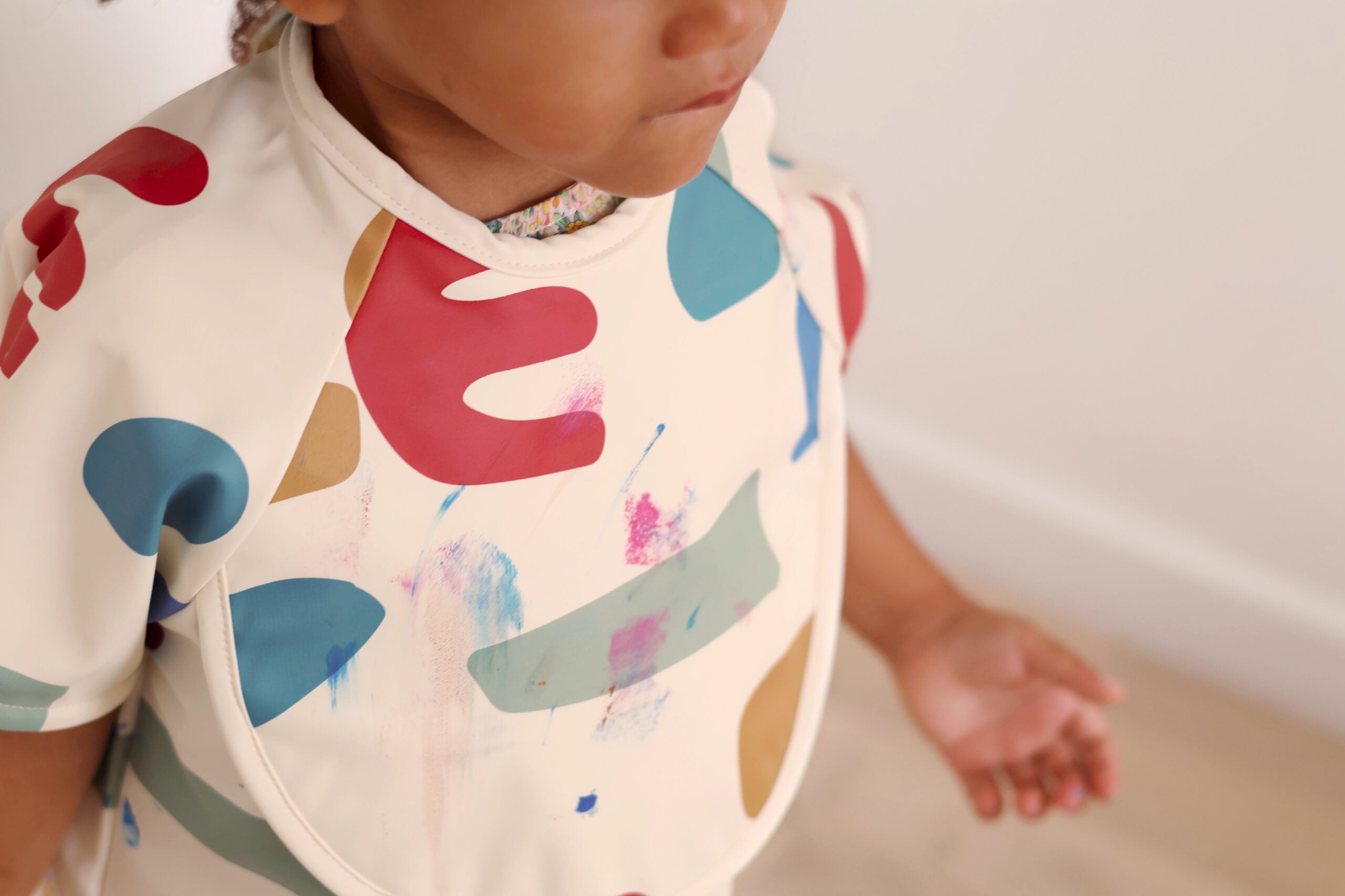 BÉABA Bib with Removable Sleeves Playful