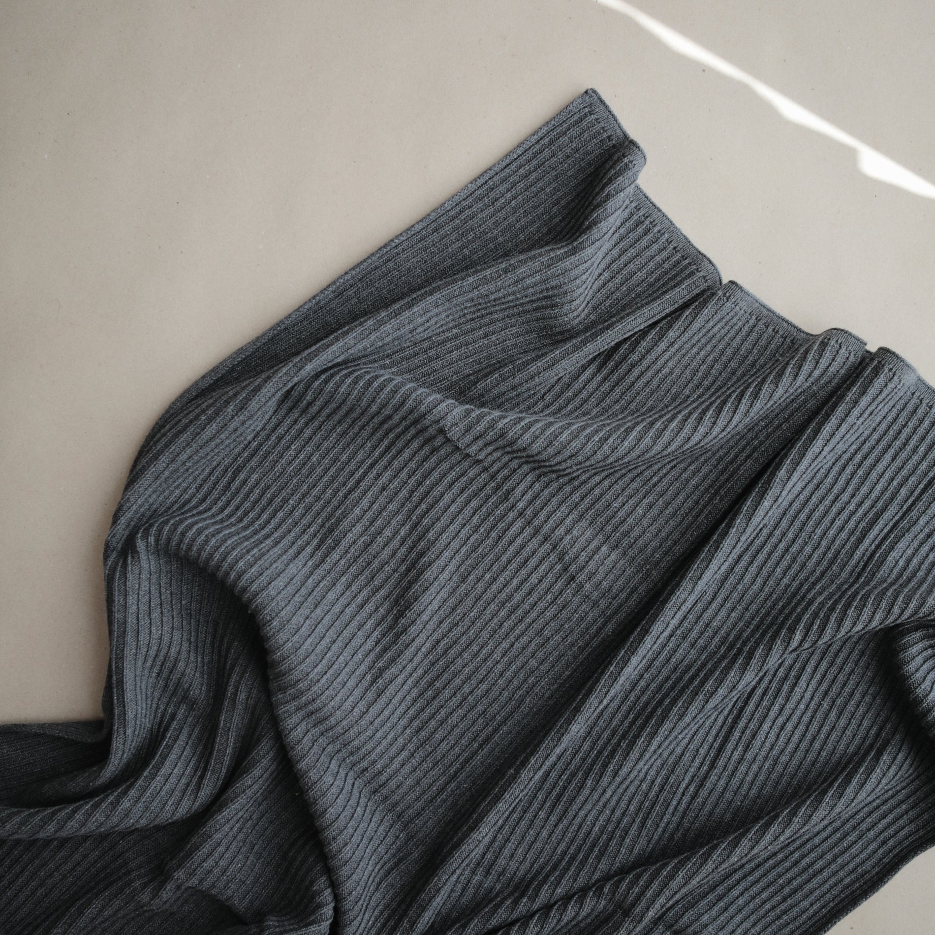 Mushie Knitted Ribbed Baby Blanket Dark Gray Melange